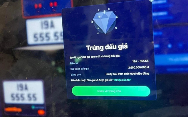 Biển số xe đầu ti&ecirc;n được đấu gi&aacute; với số tiền 2 tỷ 690 triệu đồng.