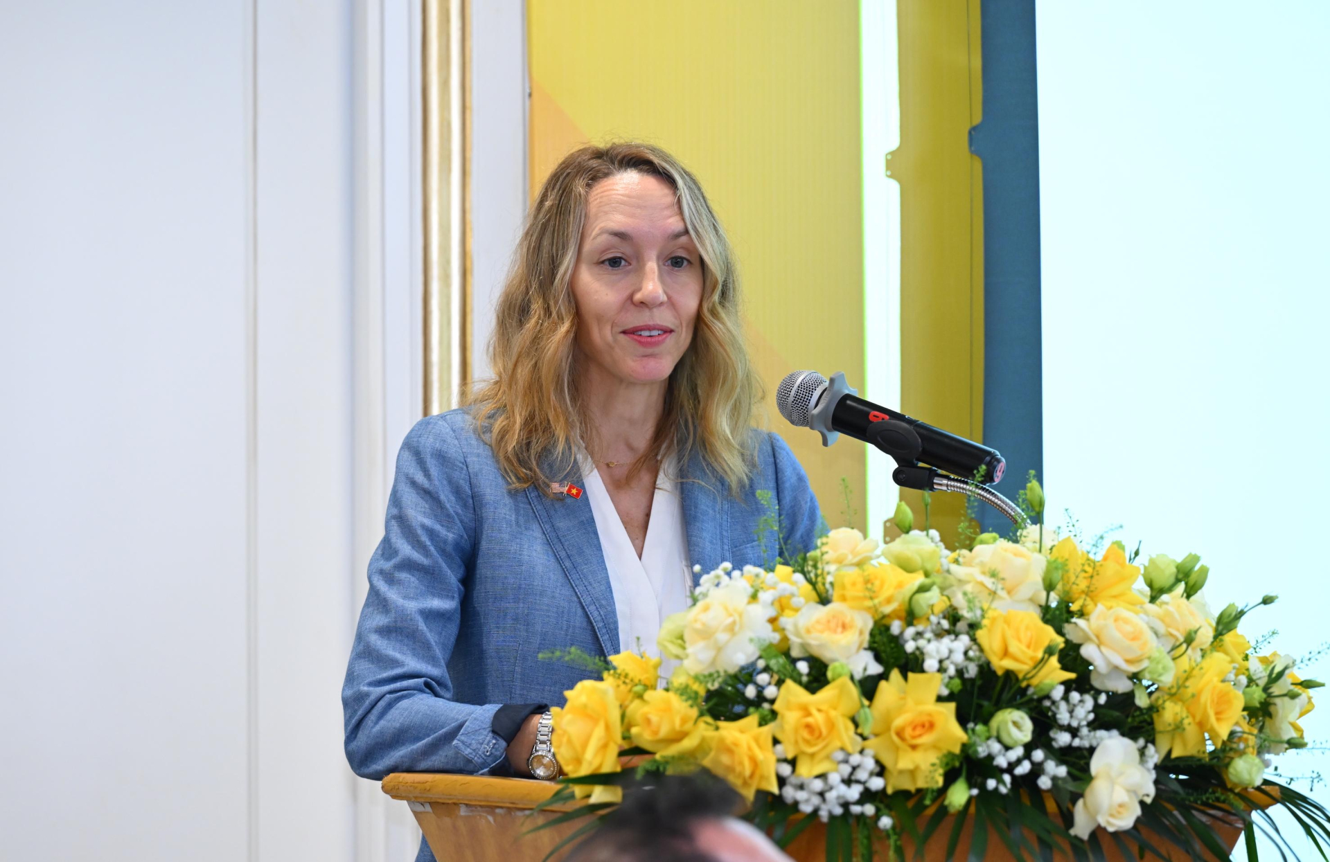 Ph&oacute; Đại sứ Hoa Kỳ tại Việt Nam Courtney Beale ph&aacute;t biểu tại Tọa đ&agrave;m.