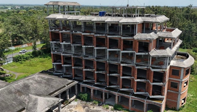 Một c&ocirc;ng tr&igrave;nh b&ecirc;n trong dự &aacute;n x&acirc;y dở dang