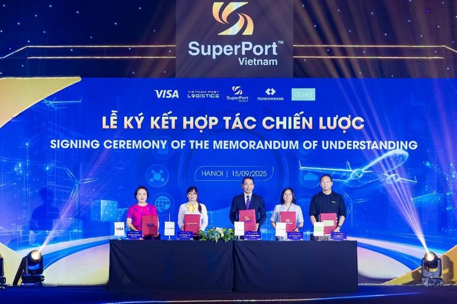 Lễ k&yacute; kết hợp t&aacute;c chiến lược giữa Việt Nam SuperPort&trade;, Vietnam Post Logistics, Techcombank, Visa v&agrave; Doxa Holdings International nhằm x&acirc;y dựng một hệ sinh th&aacute;i số to&agrave;n diện cho cộng đồng SME.