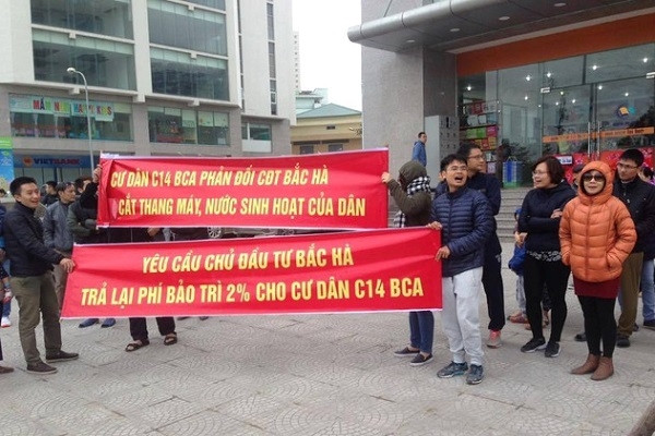 Người d&acirc;n căng băng r&ocirc;n y&ecirc;u cầu CĐT trả lại ph&iacute; bảo tr&igrave;