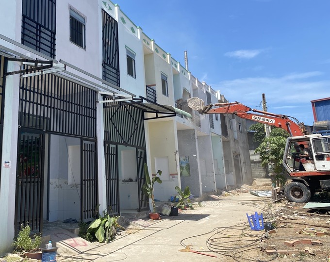 Cảnh cưỡng chế nh&agrave; x&acirc;y tr&aacute;i ph&eacute;p tại TP T&acirc;n Uy&ecirc;n, B&igrave;nh Dương.