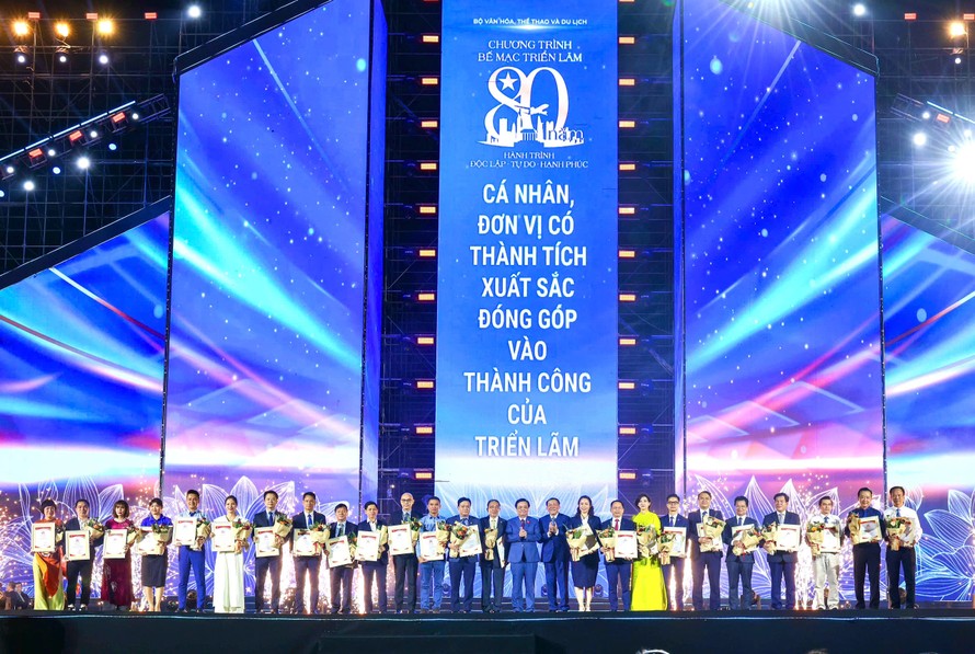 MIK Group lọt Top “Kh&#244;ng gian trưng b&#224;y ti&#234;u biểu” tại Triển l&#227;m Th&#224;nh tựu đất nước - Ảnh 1