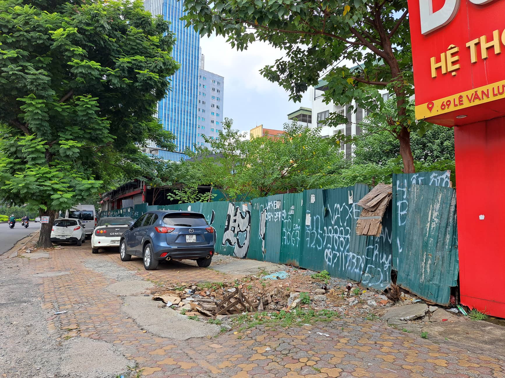 Một phần khu đất đ&atilde; được giải ph&oacute;ng mặt bằng, qu&acirc;y t&ocirc;n chờ x&acirc;y dựng