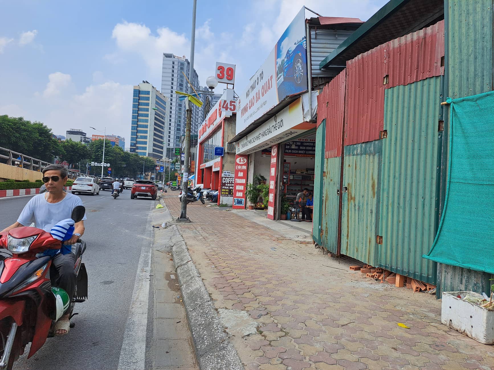 Một phần kh&aacute;c vẫn l&agrave; c&aacute;c c&ocirc;ng tr&igrave;nh nh&agrave; ở ri&ecirc;ng lẻ, h&agrave;ng qu&aacute;n hiện hữu của người d&acirc;n.