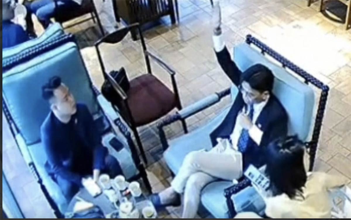 Anh T. (người giơ tay) l&agrave; nh&acirc;n vật được mạng x&atilde; hội gọi l&agrave; "tổng t&agrave;i".