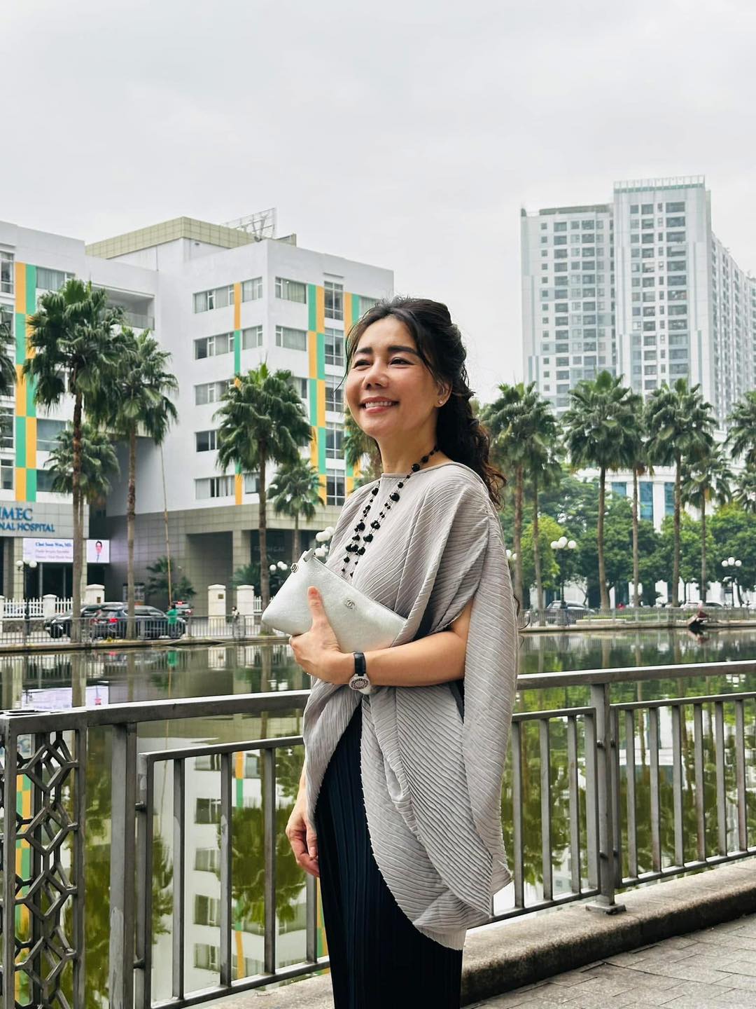 H&igrave;nh ảnh chiếc đồng hồ Classic Butterfly Diamond tr&ecirc;n tay chủ qu&aacute;n c&agrave; ph&ecirc;