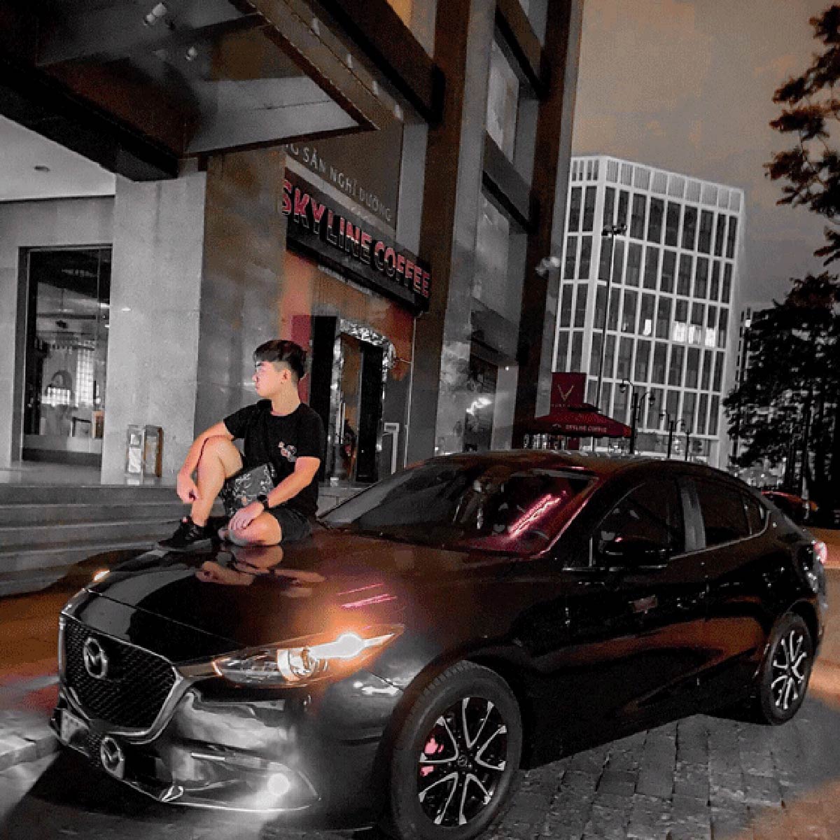 Anh Đ. xuất hiện b&ecirc;n những chiếc &ocirc; t&ocirc; tiền tỷ