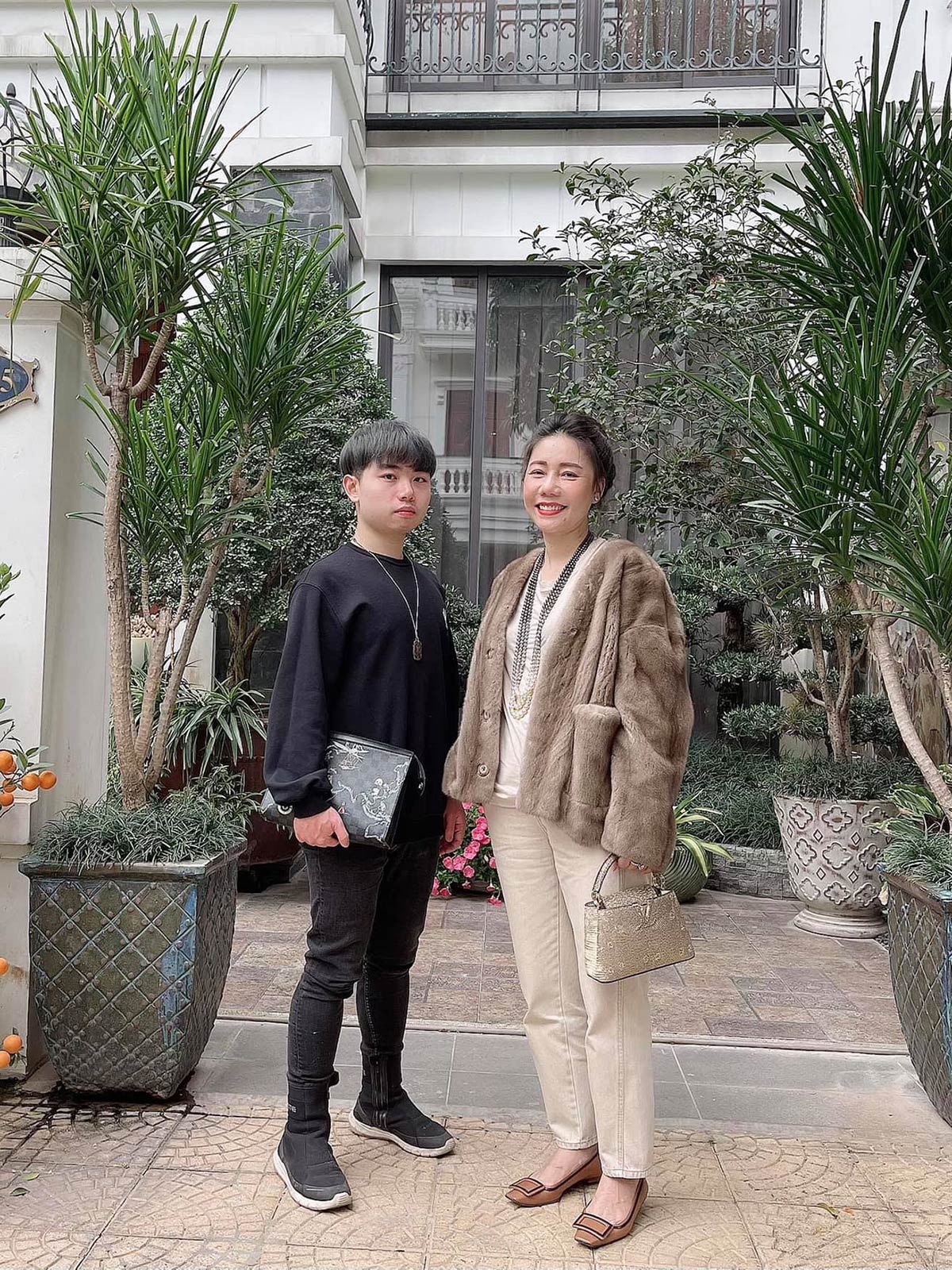 Mẹ con chủ qu&aacute;n c&oacute; cuộc sống sang chảnh nhiều người mơ ước