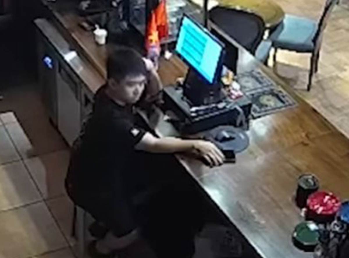 Con trai chủ qu&aacute;n trước khi bị đ&aacute;nh ở qu&aacute;n c&agrave; ph&ecirc;.