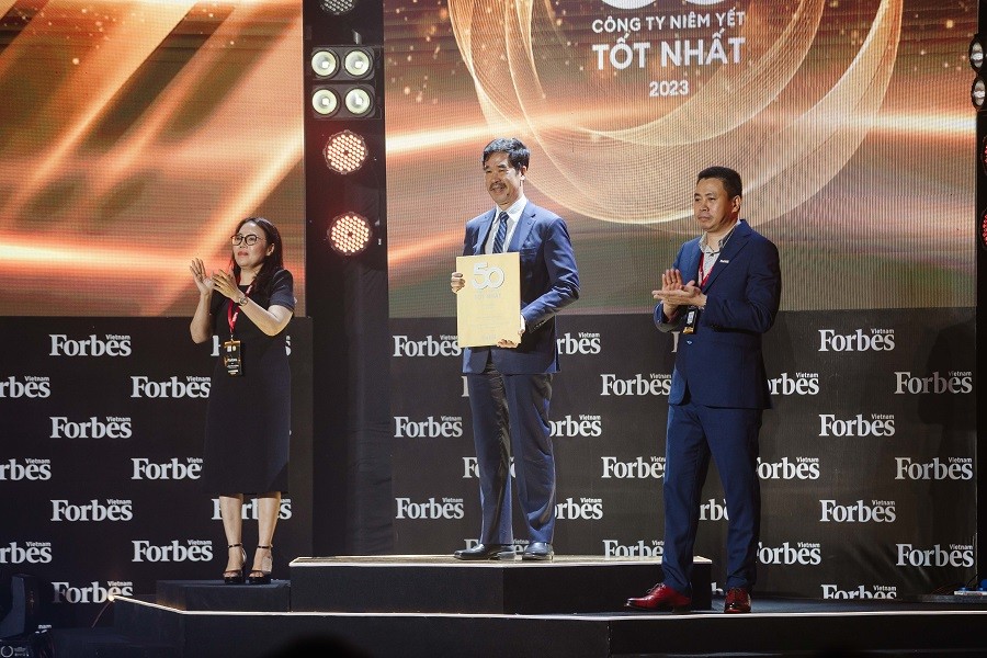 &Ocirc;ng Nguyễn Quốc Kh&aacute;nh - Gi&aacute;m đốc điều h&agrave;nh Nghi&ecirc;n cứu &amp; Ph&aacute;t triển Vinamilk - đ&oacute;n nhận danh hiệu Top 50 C&ocirc;ng ty ni&ecirc;m yết tốt nhất Việt Nam năm 2023.