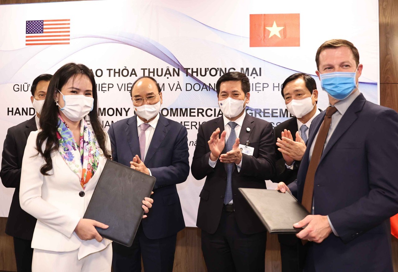 B&agrave; Nguyễn Thị Thanh B&igrave;nh, Ph&oacute; Tổng gi&aacute;m đốc T&amp;T Group v&agrave; &ocirc;ng Ryan Legrand, Chủ tịch, Gi&aacute;m đốc điều h&agrave;nh Hội đồng ngũ cốc Hoa Kỳ trao đổi hợp đồng về nhập khẩu nguy&ecirc;n liệu thức ăn chăn nu&ocirc;i. &nbsp;