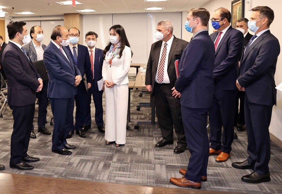 L&atilde;nh đạo T&amp;T Group v&agrave; c&aacute;c đối t&aacute;c b&aacute;o c&aacute;o về kết quả hợp t&aacute;c với Chủ tịch nước Nguyễn Xu&acirc;n Ph&uacute;c. &nbsp;