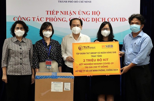 Đại diện Tập đo&agrave;n T&amp;T Group v&agrave; Ng&acirc;n h&agrave;ng SHB trao tặng 2 triệu kit x&eacute;t nghiệm nhanh COVID-19 cho l&atilde;nh đạo Ủy ban MTTQ Việt Nam TPHCM v&agrave; Sở Y tế TPHCM &nbsp;
