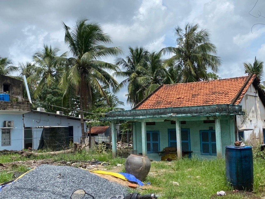 Những căn nh&agrave; xuống cấp nặng trong dự &aacute;n treo 22 năm trong khu đ&ocirc; thị Nam TP. Ảnh: Plo.vn