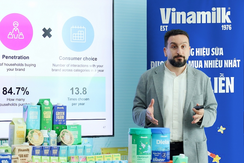 &Ocirc;ng Peter Christou - Tổng gi&aacute;m đốc Kantar Vietnam, Worldpanel Division - chia sẻ về kết quả của b&aacute;o c&aacute;o Dấu ch&acirc;n thương hiệu (Ảnh: Nguy&ecirc;n Phương).