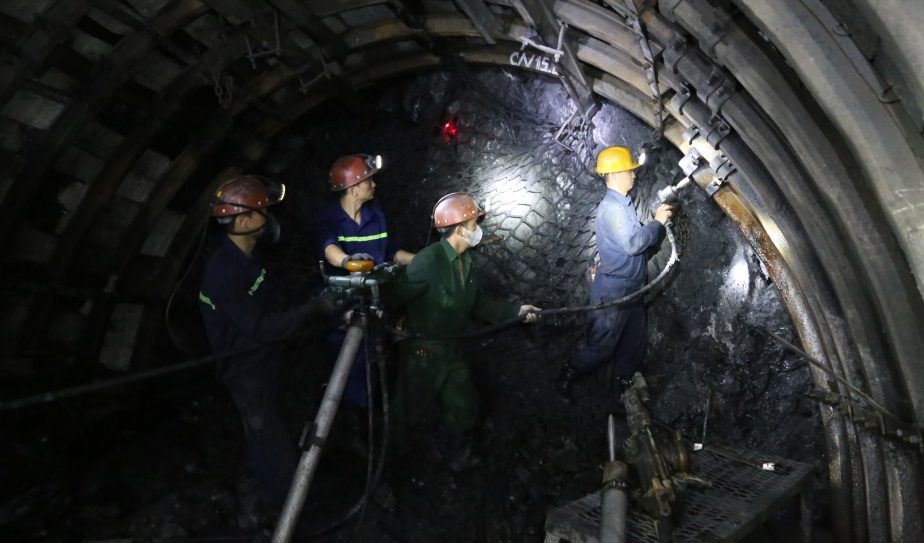 C&ocirc;ng nh&acirc;n khai th&aacute;c than b&ecirc;n trong hầm mỏ của C&ocirc;ng ty Than H&ograve;n Gai.