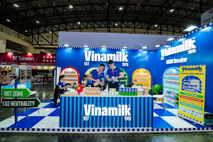 Gian trưng b&agrave;y Vinamilk hiện diện ấn tượng tại ThaiFex 2025 v&agrave; thu h&uacute;t sự quan t&acirc;m của nhiều kh&aacute;ch tham quan