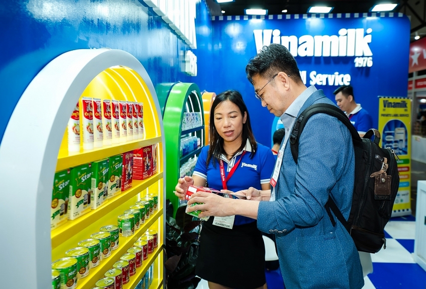 Nhiều kh&aacute;ch h&agrave;ng t&igrave;m hiểu về c&aacute;c sản phẩm đổi mới của Vinamilk với bước đột ph&aacute; về dinh dưỡng, c&ocirc;ng nghệ v&agrave; hương vị