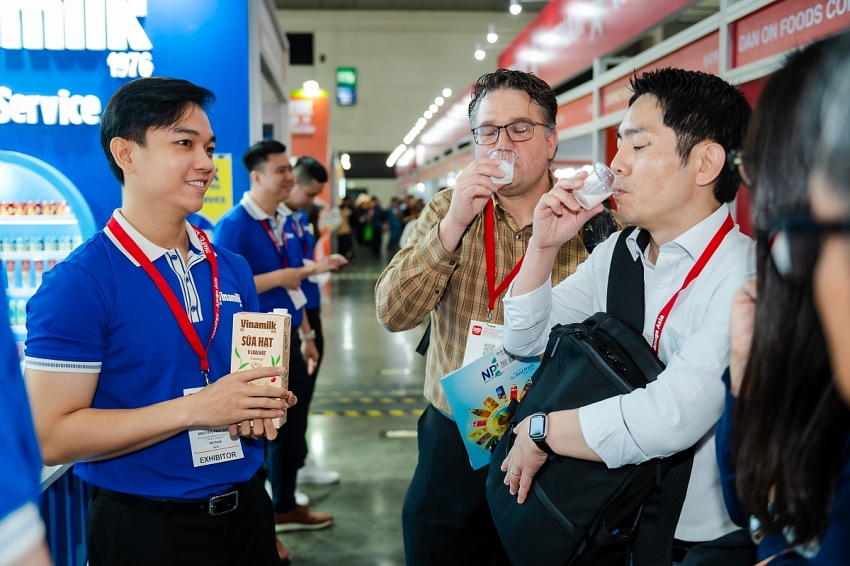 Sữa tươi tiệt tr&ugrave;ng Green Farm v&agrave; sữa hạt 9 loại hạt l&agrave; một trong những sản phẩm mới của Vinamilk được c&aacute;c kh&aacute;ch h&agrave;ng th&iacute;ch th&uacute; khi nếm thử, với cảm nhận hương vị tươi mới, thanh dịu