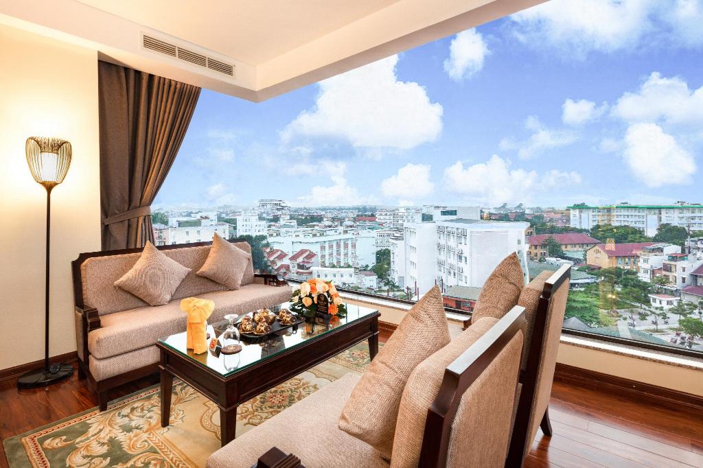 Kh&aacute;ch sạn vẫn phải duy tr&igrave; một lực lượng nh&acirc;n vi&ecirc;n n&ecirc;n chỉ cắt giảm thời gian l&agrave;m việc.