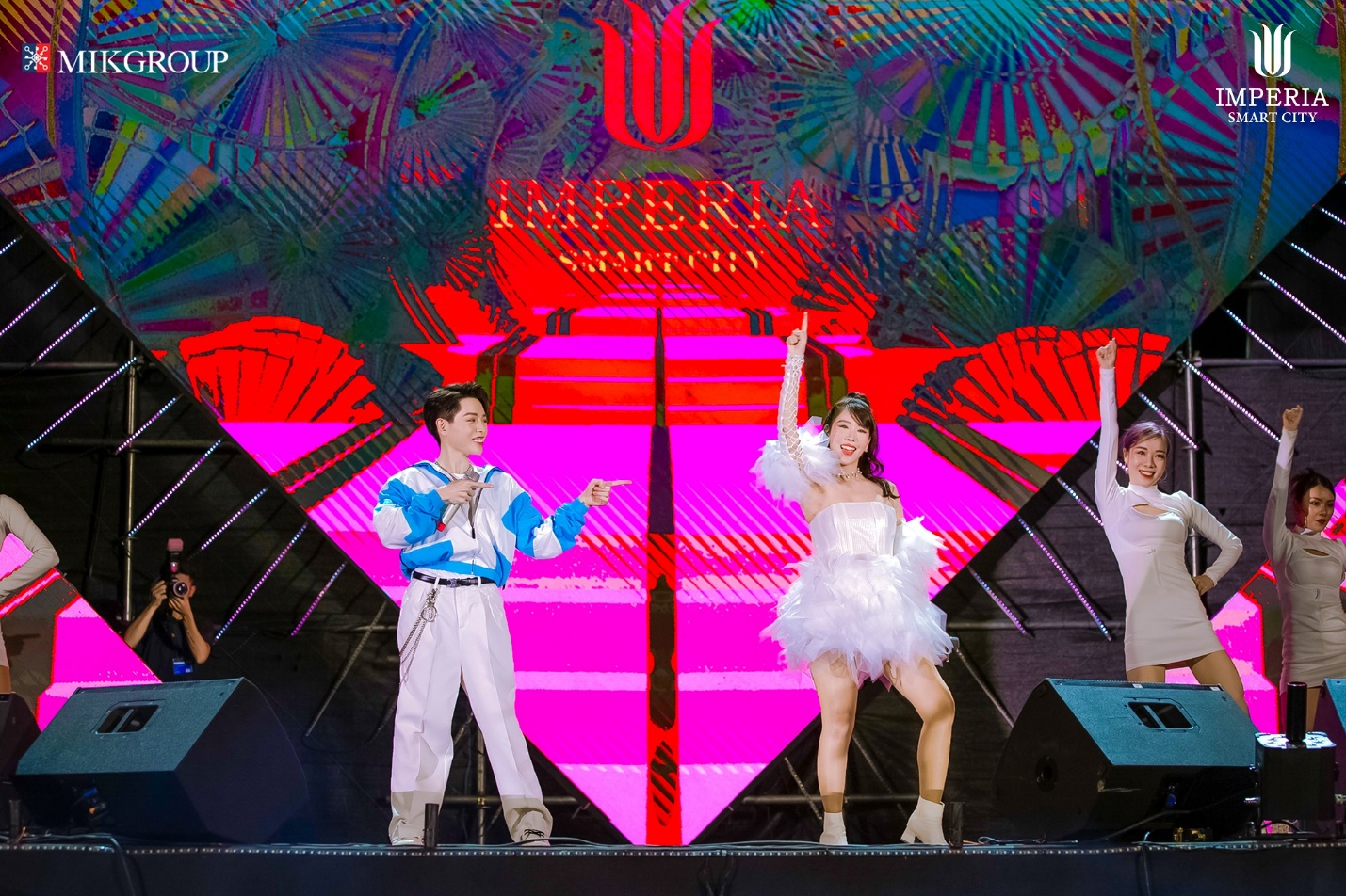 Ca sĩ Đức Ph&uacute;c v&agrave; Min &ldquo;ch&aacute;y&rdquo; hết m&igrave;nh c&ugrave;ng cư d&acirc;n Imperia Smart City