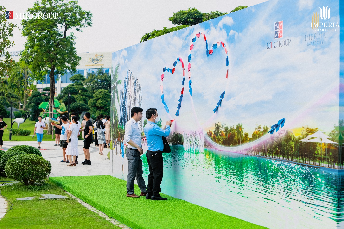 Cư d&acirc;n tham gia c&aacute;c hoạt động trải nghiệm tại sự kiện