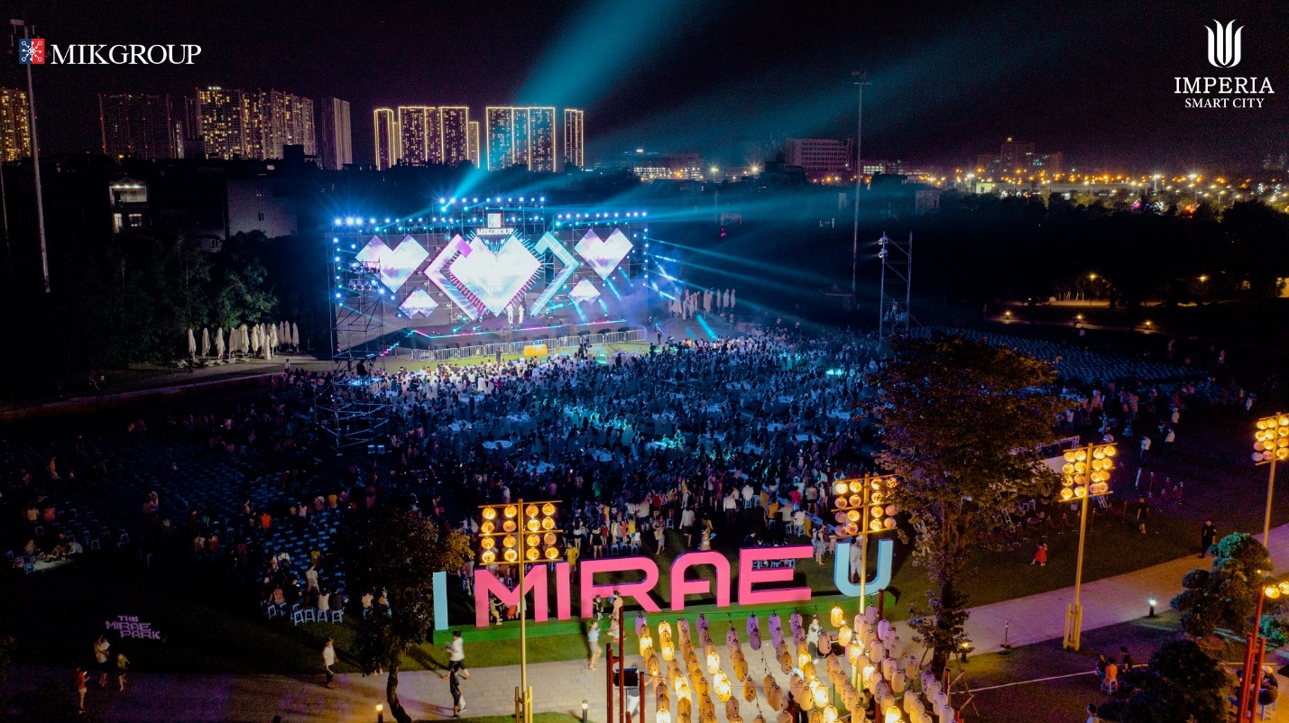 S&acirc;n khấu ngo&agrave;i trời ho&agrave;nh tr&aacute;ng với sự hội ngộ của h&agrave;ng ngh&igrave;n cư d&acirc;n