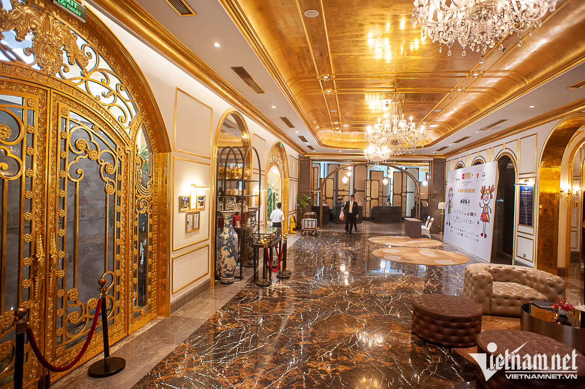 B&ecirc;n trong&nbsp;kh&aacute;ch sạn d&aacute;t v&agrave;ng Dolce Hanoi Golden Lake.