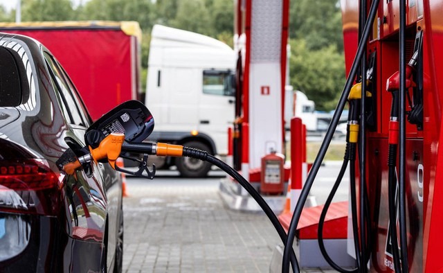 &nbsp;Ch&iacute;nh phủ Nga ban h&agrave;nh lệnh cấm tạm thời việc b&aacute;n xăng v&agrave; dầu diesel sang tất cả c&aacute;c nước, trừ 4 quốc gia thuộc Li&ecirc;n minh Kinh tế &Aacute; - &Acirc;u. Ảnh minh họa: Reuters