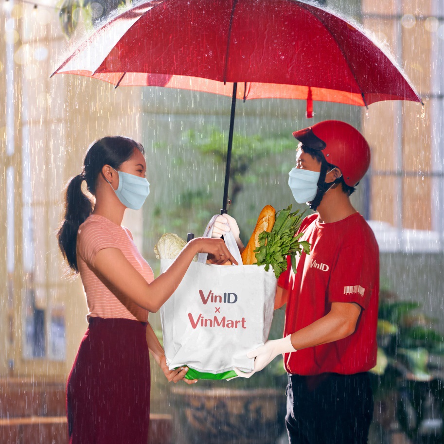 Kh&aacute;ch h&agrave;ng c&oacute; thể mua sắm thuận tiện, an to&agrave;n qua VinID trong thời gian dịch bệnh.