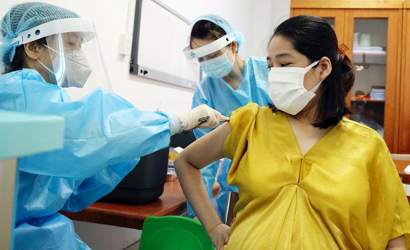 Bệnh viện Thanh Nh&agrave;n triển khai ti&ecirc;m vắc xin ph&ograve;ng Covid-19 cho phụ nữ mang thai.