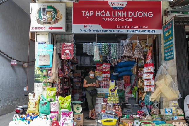 Chỉ cần thao t&aacute;c qua điện thoại, chủ tạp h&oacute;a c&oacute; thể nhập h&agrave;ng an to&agrave;n, tiện lợi qua VinShop &nbsp;