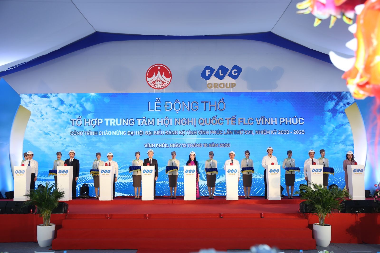 L&atilde;nh đạo tỉnh Vĩnh Ph&uacute;c v&agrave; Tập đo&agrave;n FLC c&ugrave;ng c&aacute;c đại biểu nhấn n&uacute;t động thổ Tổ hợp Trung t&acirc;m hội nghị quốc tế FLC Vĩnh Ph&uacute;c