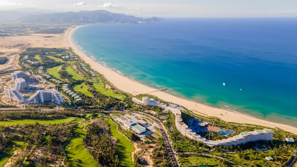 S&acirc;n golf 36 hố bao bọc kh&aacute;ch sạn 1.500 ph&ograve;ng FLC Grand Hotel Quy Nhơn (tr&aacute;i) v&agrave; kh&aacute;ch sạn FLC Luxury Hotel Quy Nhơn (phải)