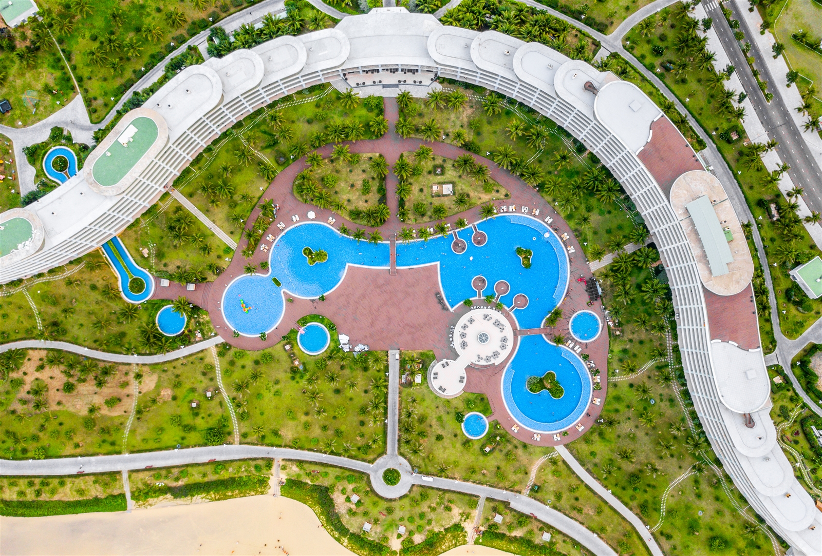 FLC lu&#244;n muốn đầu tư lớn, l&#226;u d&#224;i v&#224; định vị thị trường BĐS c&#225;c địa phương - Ảnh 2