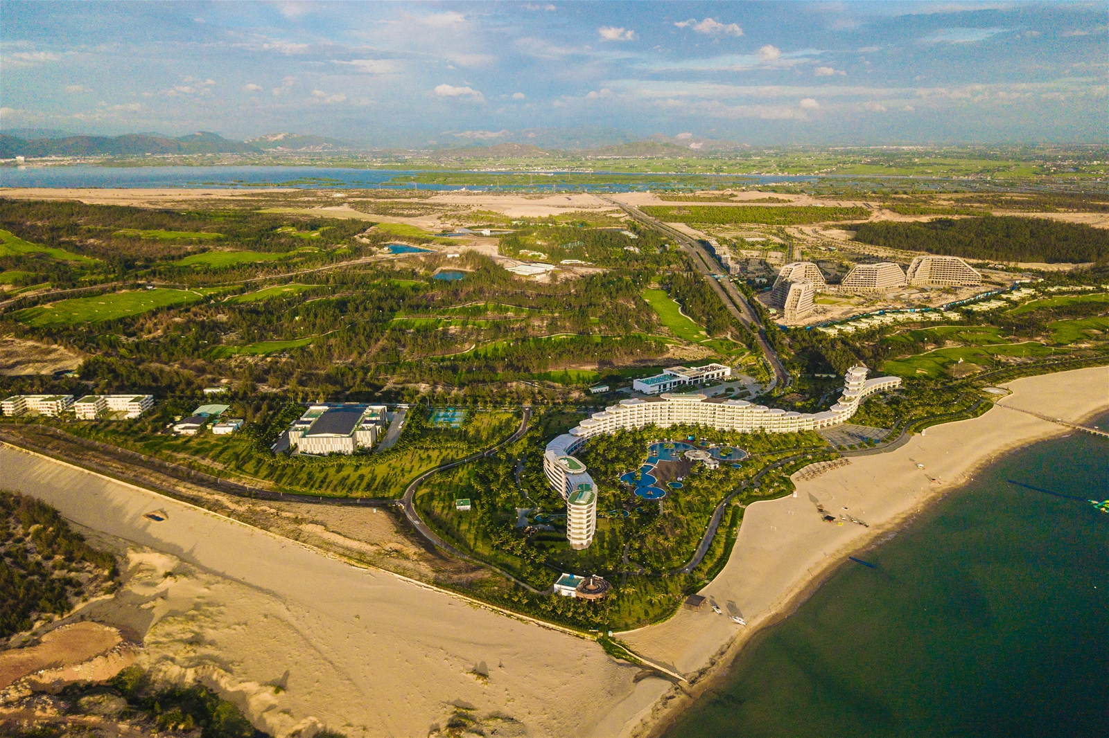 FLC lu&#244;n muốn đầu tư lớn, l&#226;u d&#224;i v&#224; định vị thị trường BĐS c&#225;c địa phương - Ảnh 8