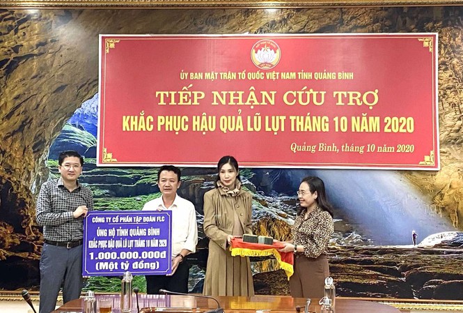 Một đo&agrave;n c&ocirc;ng t&aacute;c của FLC hỗ trợ tiền mặt khẩn cấp cho Quảng B&igrave;nh trong ng&agrave;y 10/10. &nbsp;