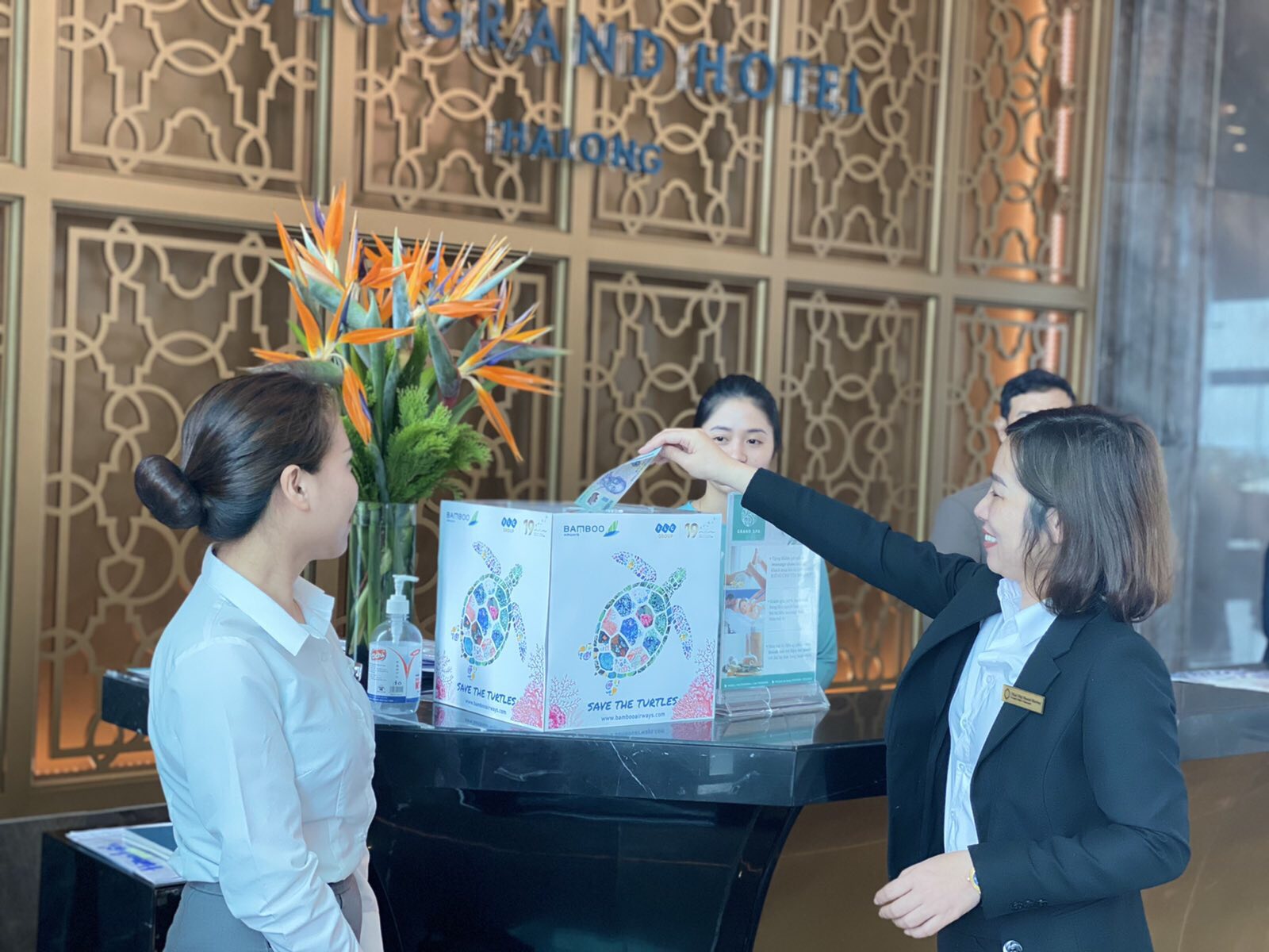 C&aacute;n bộ nh&acirc;n vi&ecirc;n tập đo&agrave;n FLC tham gia g&acirc;y quỹ Happy Island. &nbsp;