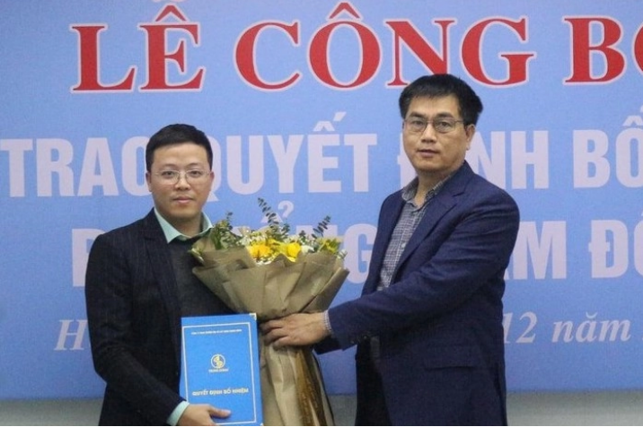 &Ocirc;ng Hồ Sỹ Ho&agrave; (phải). Ảnh: Tạp ch&iacute; Đầu tư t&agrave;i ch&iacute;nh