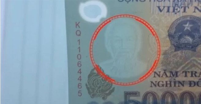 Người d&acirc;n c&oacute; thể quan sắt bằng mắt để ph&acirc;n biệt tiền thật, tiền giả. Ảnh minh họa