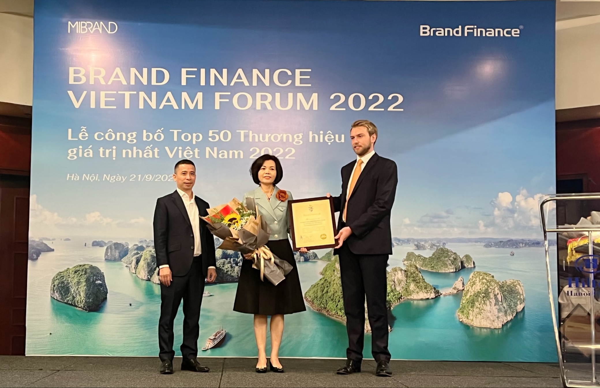Đại diện Brand Finance trao chứng nhận &ldquo;Vinamilk - Thương hiệu sữa lớn thứ 6 thế giới&rdquo; cho B&agrave; B&ugrave;i Thị Hương &ndash; Gi&aacute;m đốc Điều h&agrave;nh Vinamilk