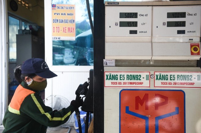 Gi&aacute; xăng dầu trong nước c&oacute; thể tiếp tục giảm trong kỳ điều h&agrave;nh tới. Ảnh minh họa: Tri Thức Trực Tuyến