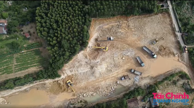 C&ocirc;ng ty Mạnh H&agrave; kh&ocirc;ng được ph&eacute;p khai th&aacute;c đất tại dự &aacute;n Thi c&ocirc;ng cắt tầng, chống sạt lở đất, đ&aacute; tại khu vực rừng Đ&aacute;, th&ocirc;n Ch&iacute;nh Hạ, x&atilde; Lan Mẫu, huyện Lục Nam. (Ảnh cắt từ clip)