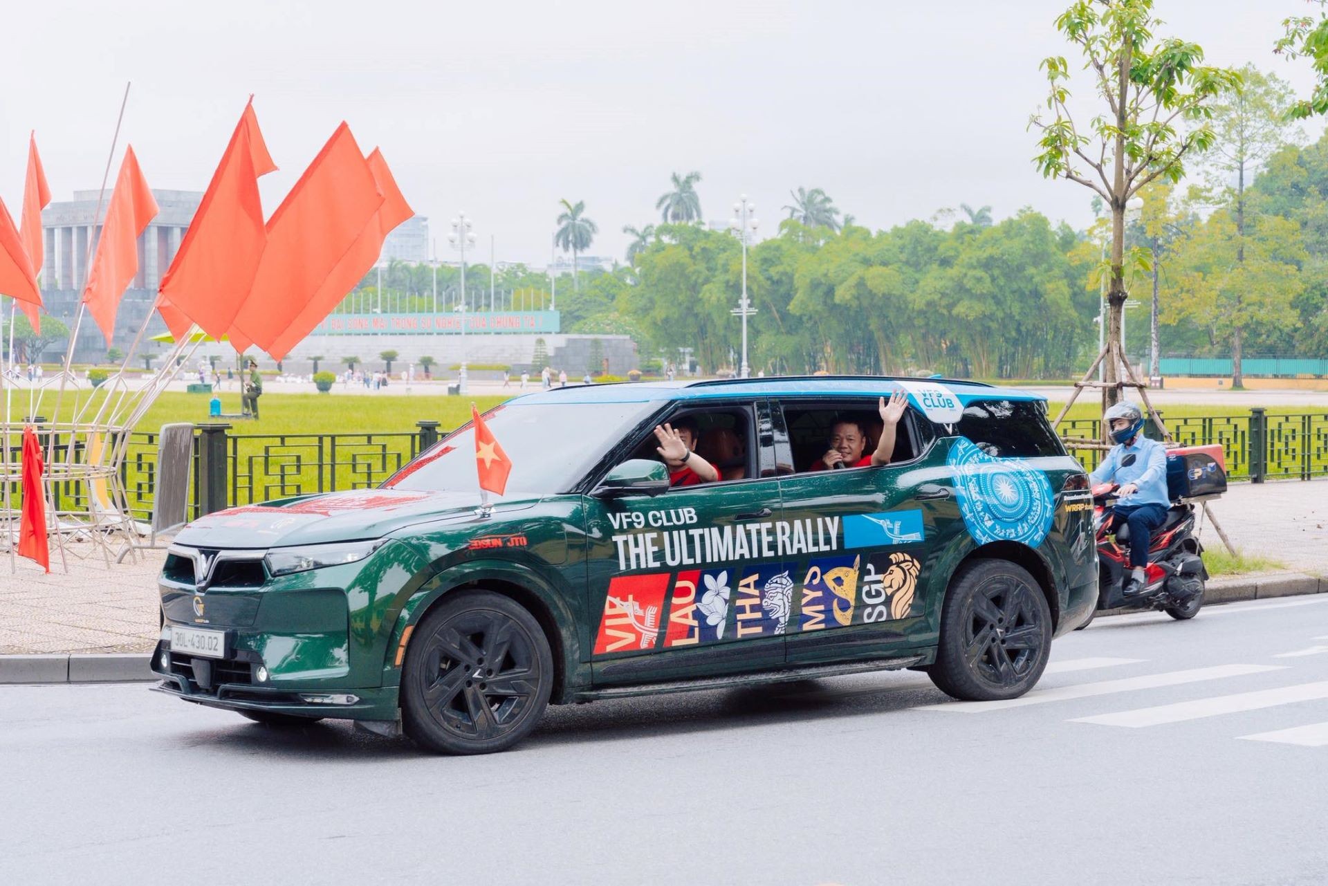 Anh Trần Đức Hạnh (H&agrave; Nội) v&agrave; c&aacute;c chủ xe VF 9 đ&atilde; thực hiện chuyến đi 9.000 km từ Việt Nam qua L&agrave;o, Th&aacute;i Lan, Malaysia, Singapore.