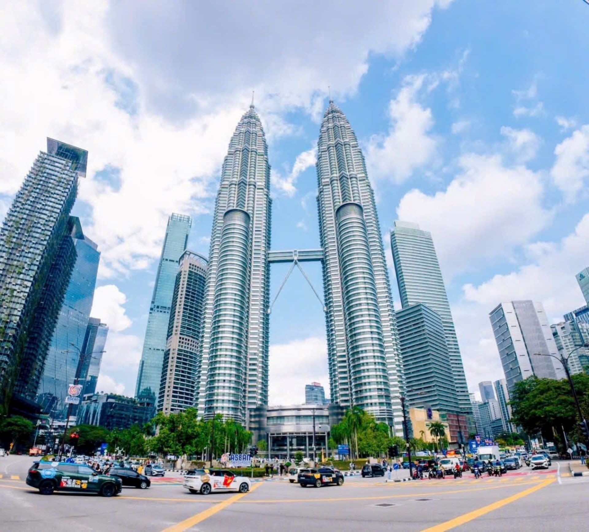 Trong chuyến đi, chiếc VF 9 của anh Hạnh đ&atilde; g&acirc;y ấn tượng với nhiều bạn b&egrave; quốc tế.