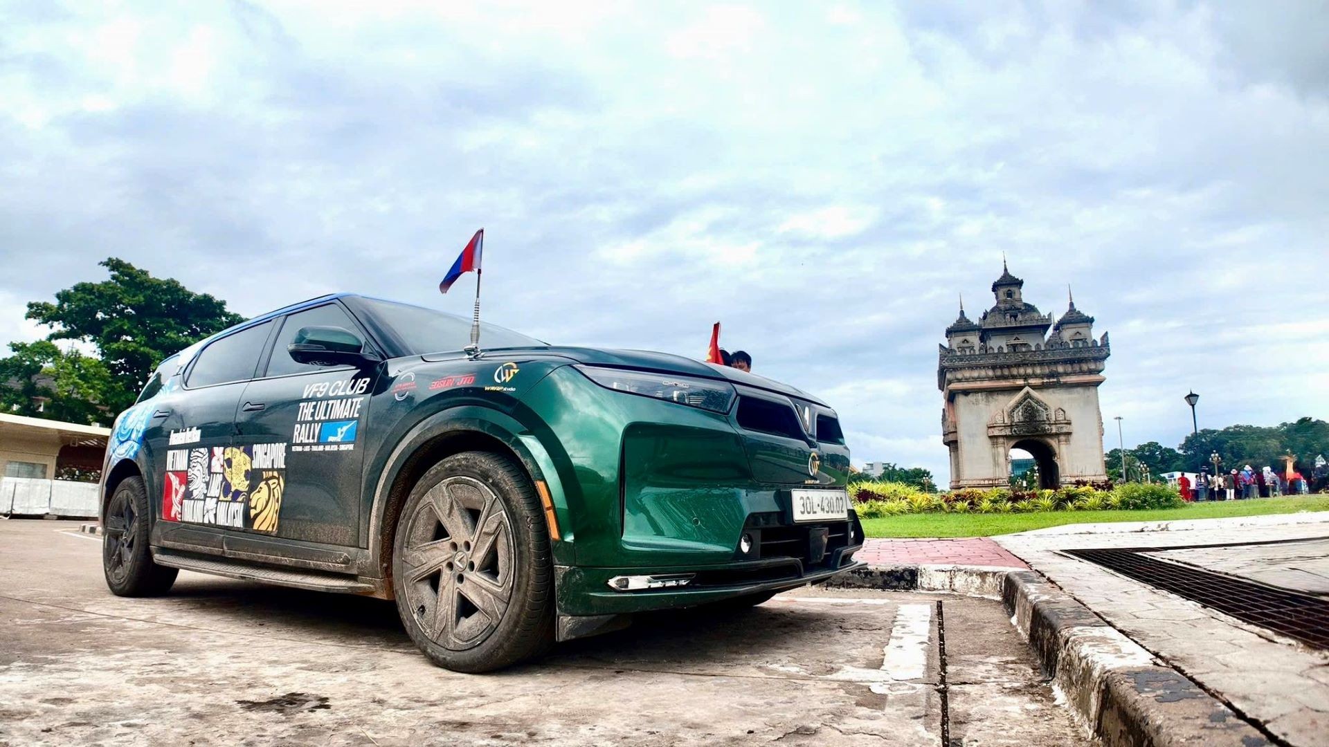 Anh Hạnh cho rằng việc sạc v&agrave; thanh to&aacute;n chi ph&iacute; sạc ở Việt Nam thuận tiện hơn ở Th&aacute;i Lan, Malaysia.