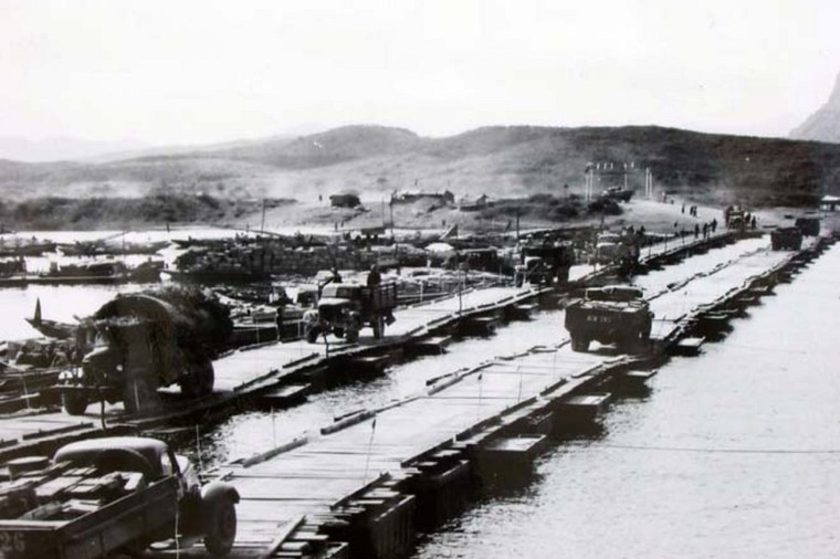 Những huyền thoại bất tử b&#234;n d&#242;ng s&#244;ng xanh Long Đại - Ảnh 1