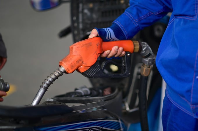 Gi&#225; xăng c&#243; thể giảm đến 500 đồng/l&#237;t - Ảnh 1