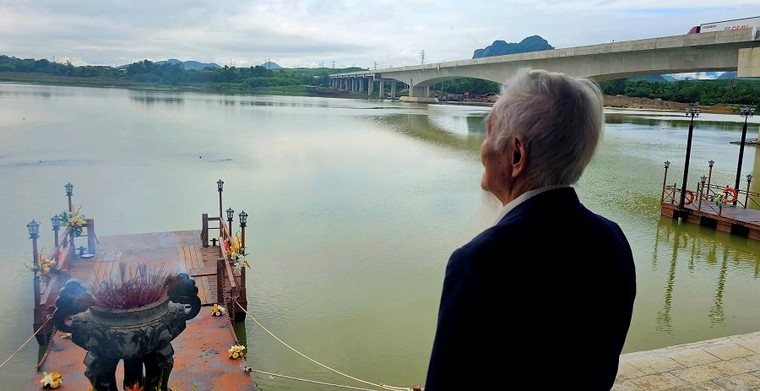 Những huyền thoại bất tử b&#234;n d&#242;ng s&#244;ng xanh Long Đại - Ảnh 2